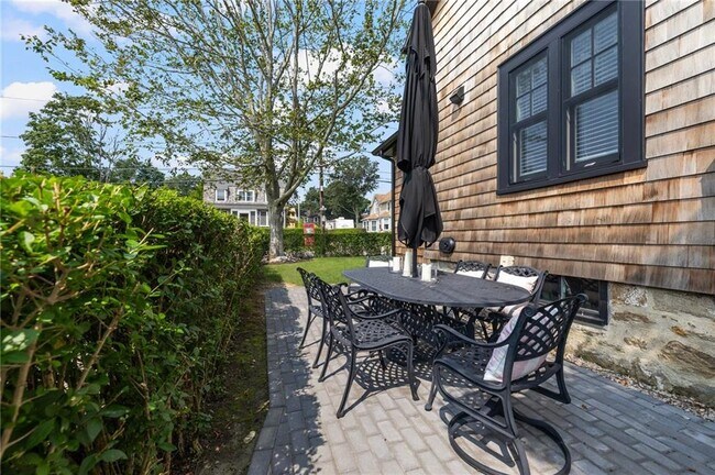 Building Photo - 14 Robinson St