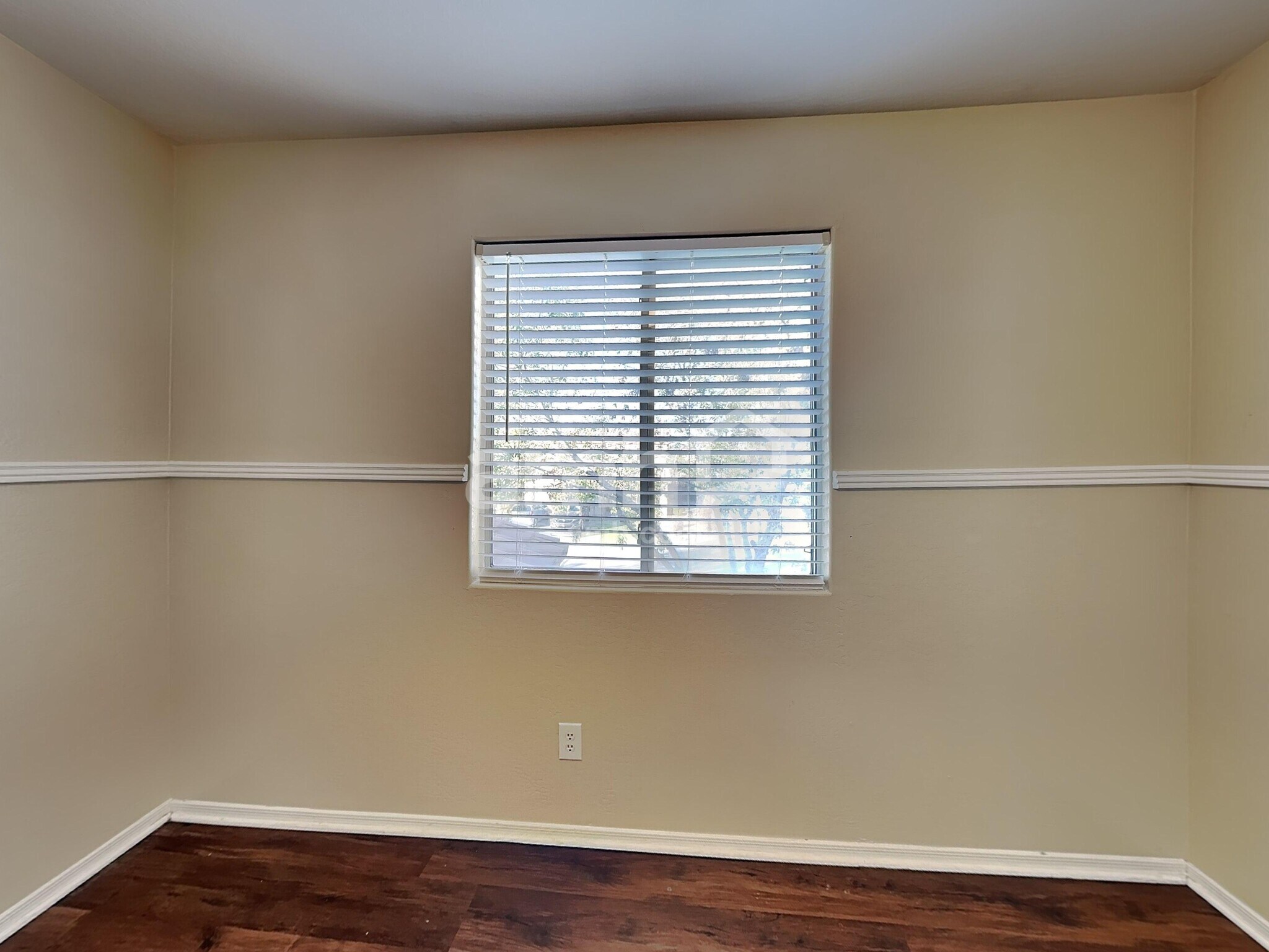 Building Photo - 1587 E Anastasia St