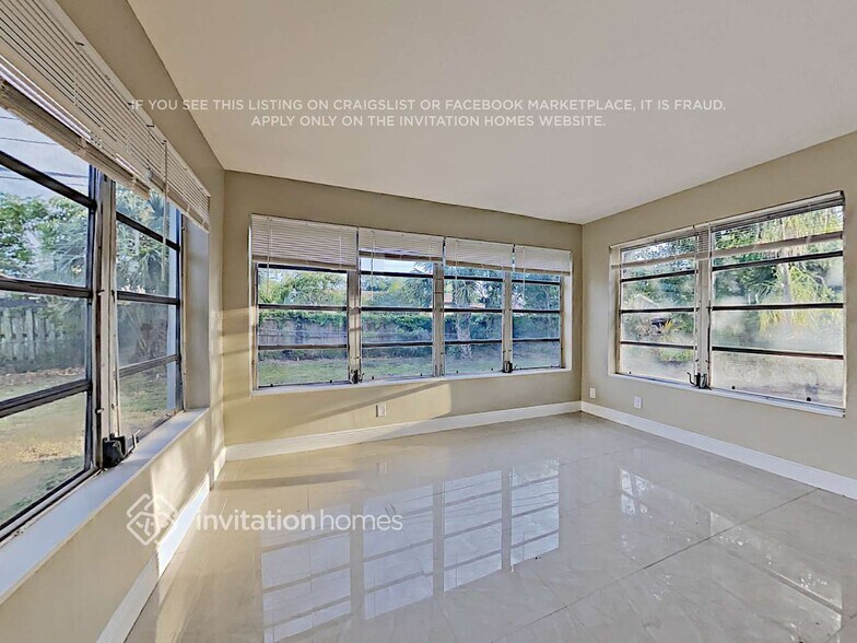 Building Photo - 5560 SW 7th Ct