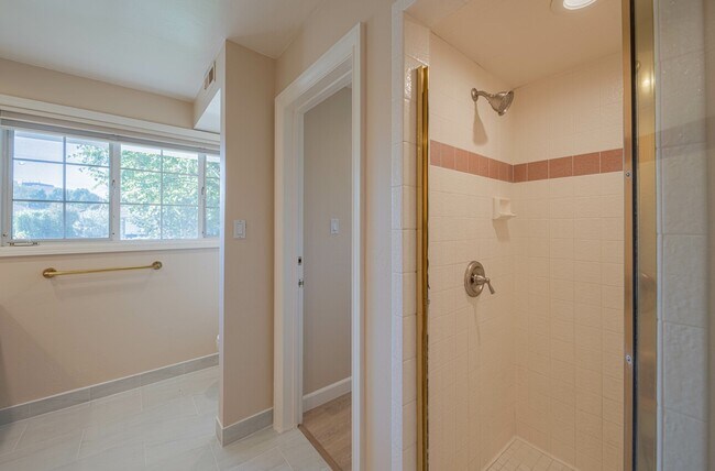Building Photo - 509 Manor Dr