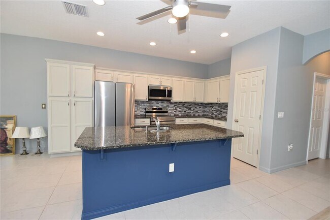 Building Photo - 2 Rae Pl