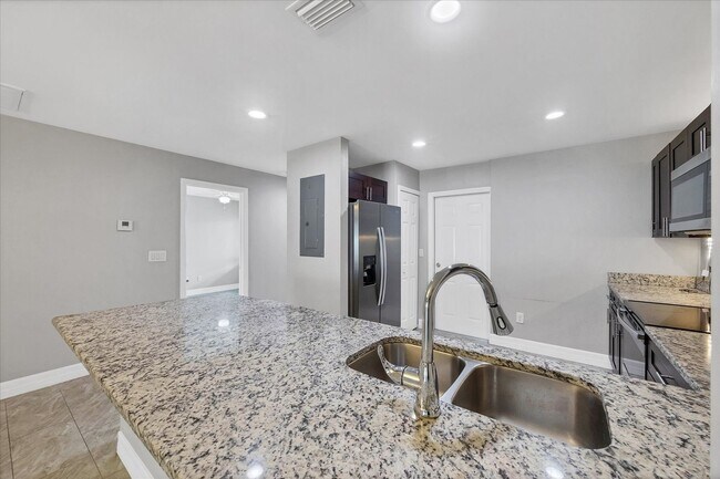 Building Photo - Duplex Unit For Rent In Port Charlotte