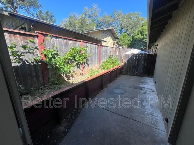 Building Photo - 5919 Montecito Blvd
