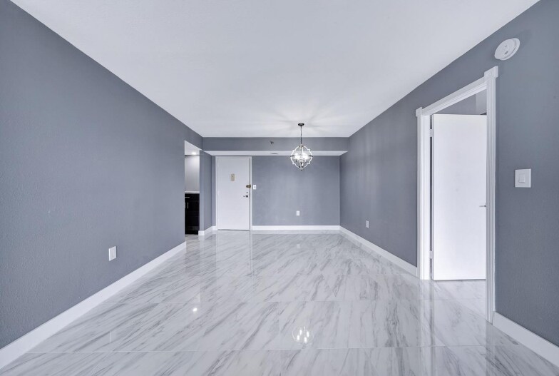 Building Photo - 1100 Saint Charles Pl