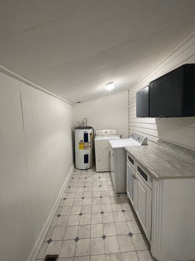 Building Photo - Two Bedroom, One Bath House! Apply-your application fee will be credited to your first month’s re...