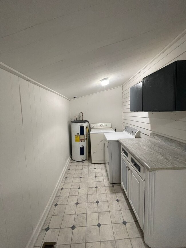 Building Photo - Two Bedroom, One Bath House!