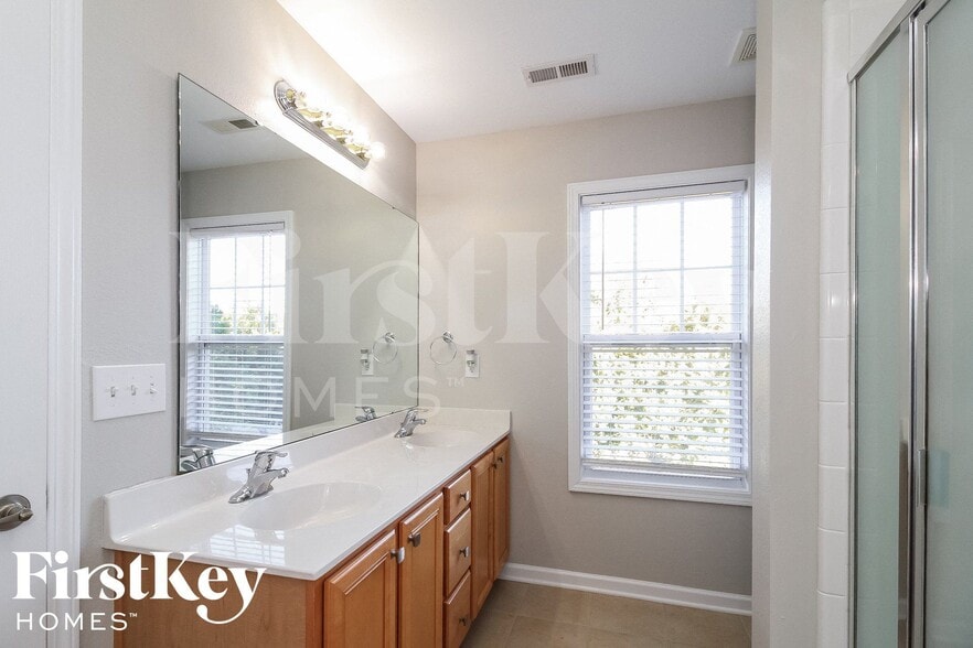 Building Photo - 221 Bridgewater Dr