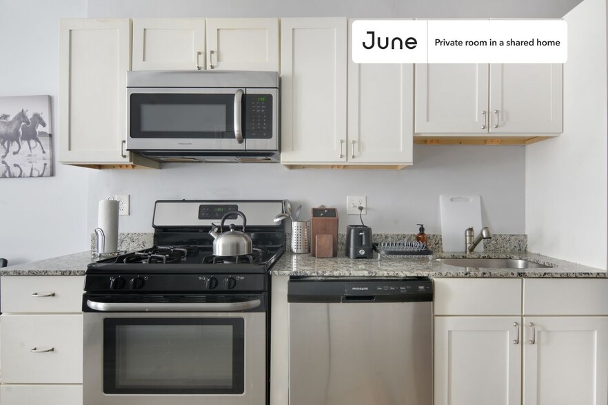 Building Photo - Room in Shared 3 bed/1 bath home