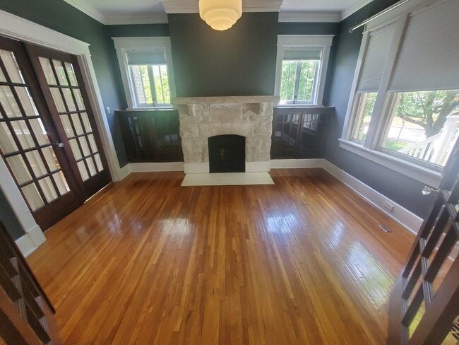 Building Photo - Check out this beautiful 3BR/2BA bungalow ...