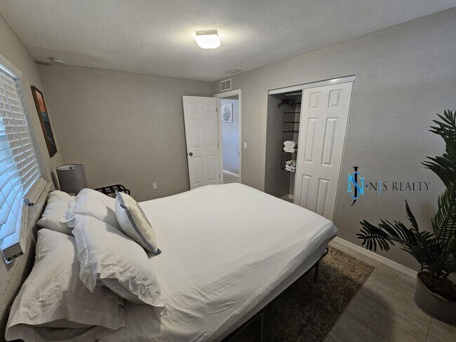Building Photo - JUST REDUCED... must see beautiful 3/2 1071 Sq. Ft. with a POOL!! Gorgeous updated Kitchen & bath...