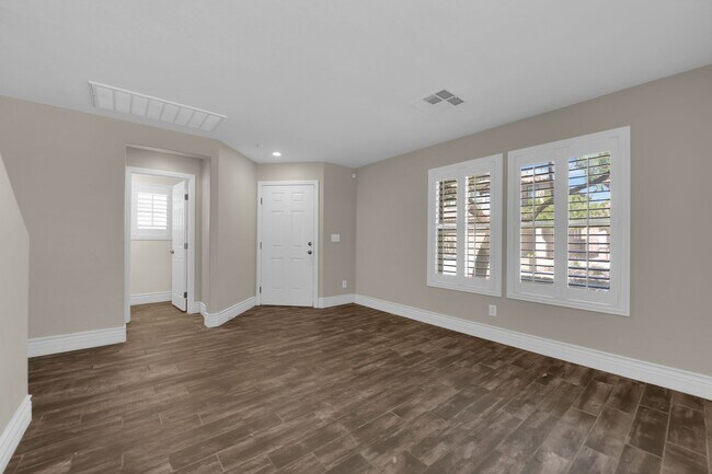 Building Photo - Beautiful Two bedroom 2 1/2 bath