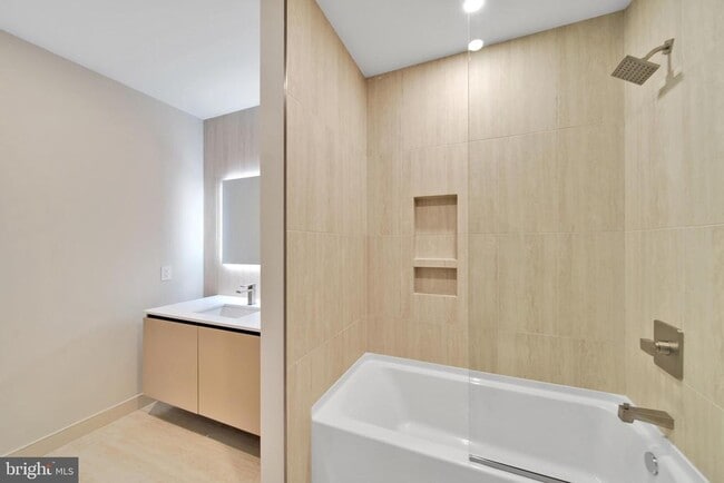 Building Photo - 2121 Ward Pl NW