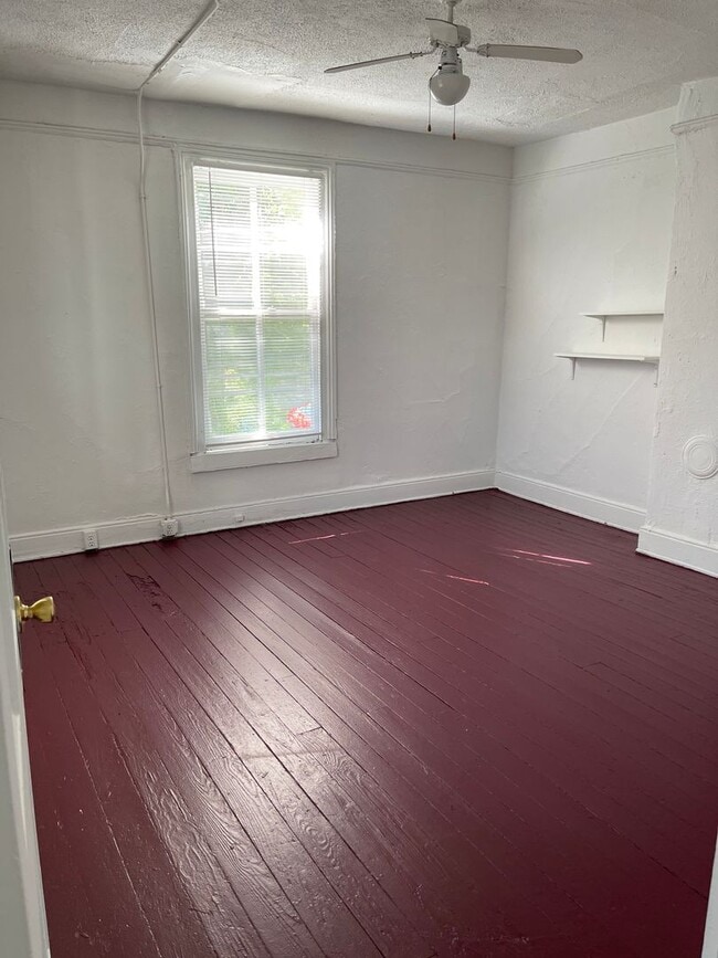 Building Photo - Spacious 4 bdrm/2 bath Home Located in Richmond's Fan District w/Balcony!!  Walking Distance to V...