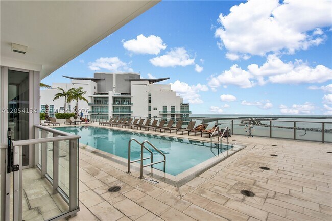 Building Photo - 1300 Brickell Bay Dr
