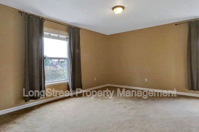 Building Photo - 2624 NE Sumner St