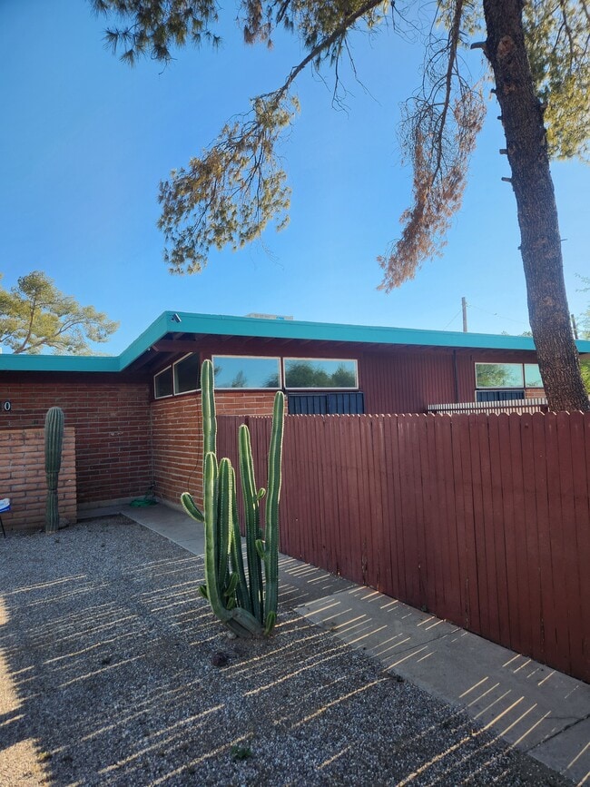 Building Photo - 1210 E Prince Rd