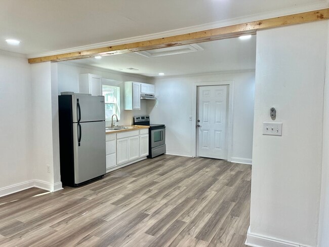 Building Photo - Recently Renovated 2-Bedroom Home in Hende...