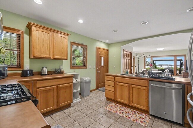 Building Photo - 1736 Parker Dr