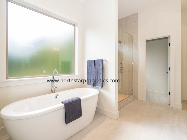 Building Photo - Tranquil Elevated Design in Tigard