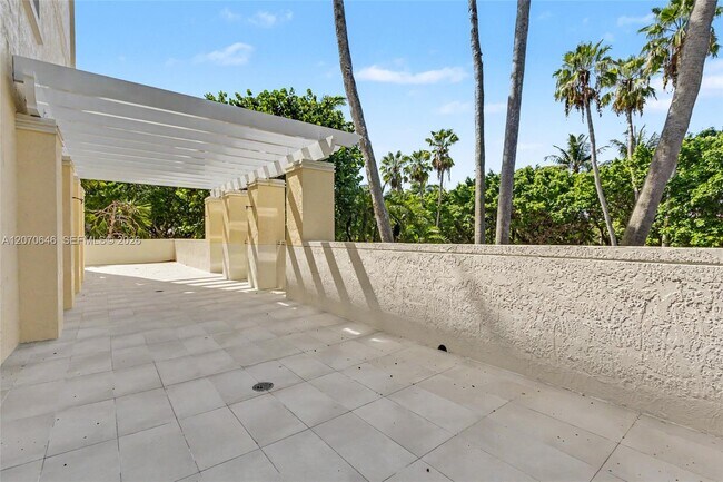 Building Photo - 731 Crandon Blvd