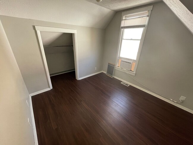 Building Photo - $750 a month - 4 bed, 2 bath apartment