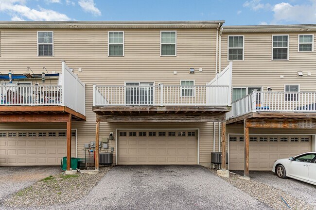 Building Photo - Welcome to this charming 3 bedroom, 2.5 ba...