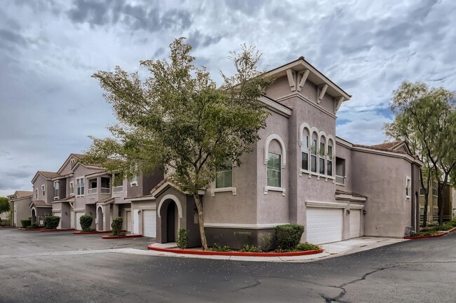 Building Photo - HIGHLY DESIRABLE UPGRADED ONE BEDROOM COND...