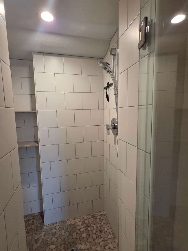 Building Photo - Super Spacious 1 Bedroom- Views of the City - Water and Garbage Included