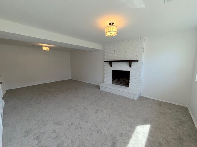 Building Photo - Spacious 5BR / 2BA in Manchester For Rent