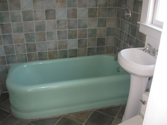 Building Photo - Spacious 1 bedroom apartment, located in t...