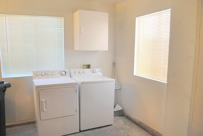 Building Photo - Sharp & Contemporary Townhouse in Beautiful Danville!