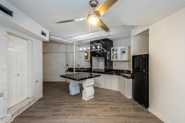 Building Photo - 1420 Corpus Christi St