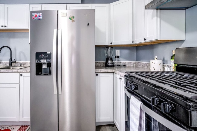 Building Photo - 176 Grand Ave