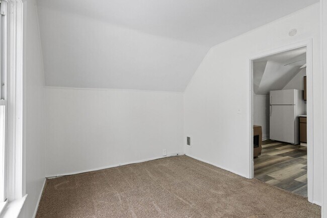 Building Photo - Selling - River Street