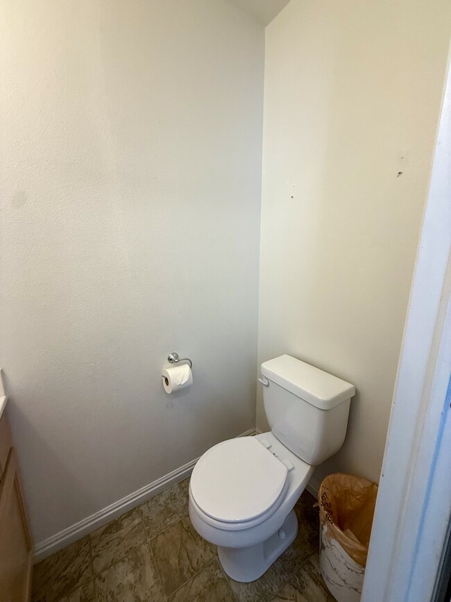 Building Photo - 884 Capital Ave