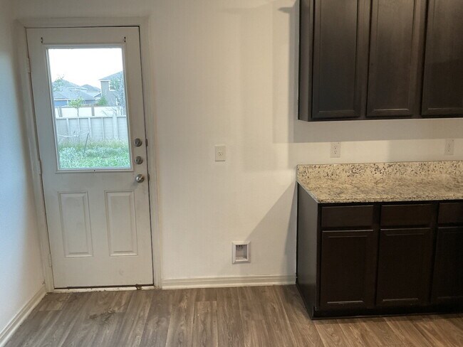 Building Photo - 5 Bedroom Available Now!