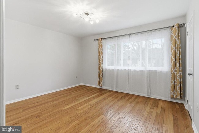 Building Photo - 60 Hampshire Dr