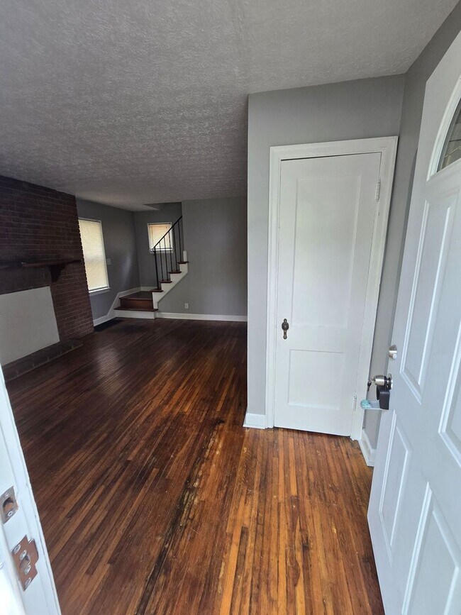 Building Photo - 3 BEDROOM SINGLE FAMILY