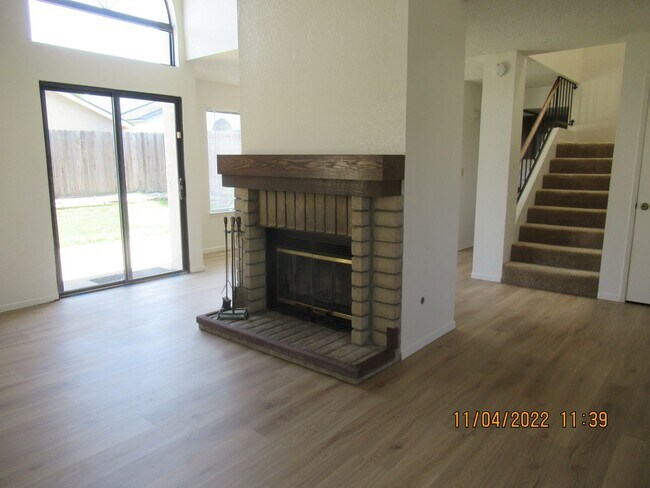 Building Photo - 1220 Iris Ct