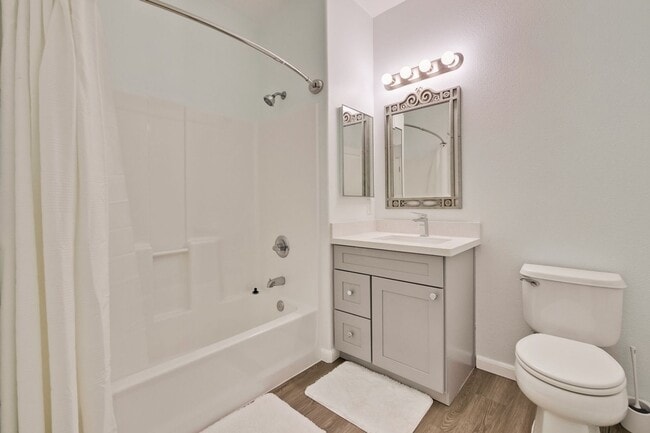 Building Photo - Excellent 2 Bed 2 Bath Condo - Completely Remodeled!