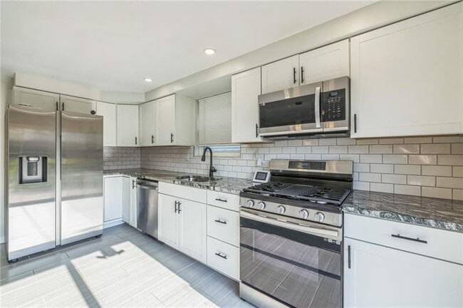 Building Photo - 1611 Alverado Ave