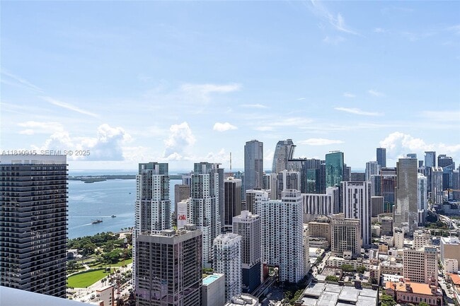 Building Photo - 601 NE 1st Ave