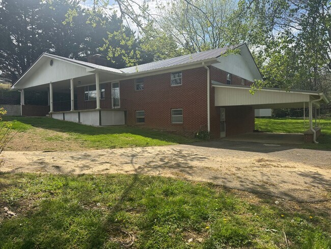 Building Photo - 3 Bedroom, 2 Bathroom Home located in Greeneville, TN