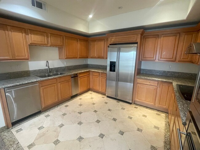 Building Photo - 2 Bedroom Condo in Riverwalk Tower!