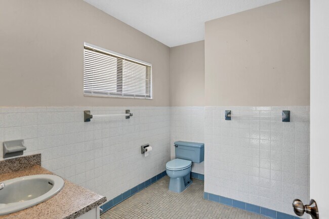 Building Photo - 208 Hopkins St