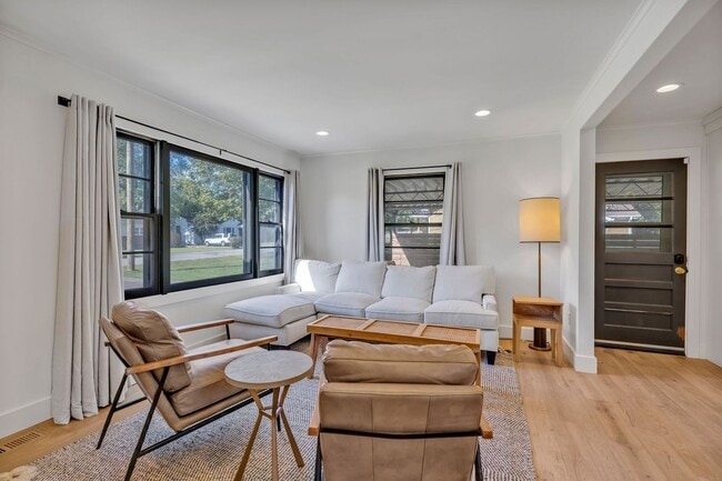 Building Photo - Beautifully furnished short-term rental in...