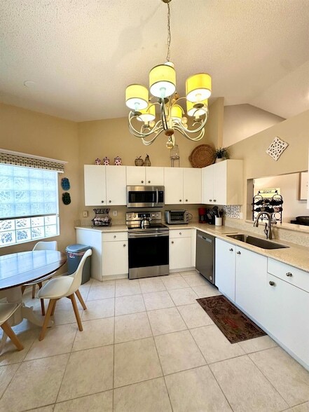 Building Photo - 6129 Heliconia Rd