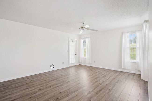 Building Photo - Ground Floor 2 Bed / 2 Bath with New Flooring