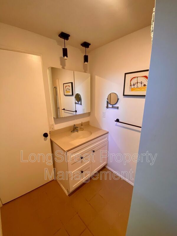 Building Photo - 1011 NW Fernwood Pl
