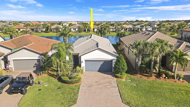 Building Photo - 633 SE Monet Dr